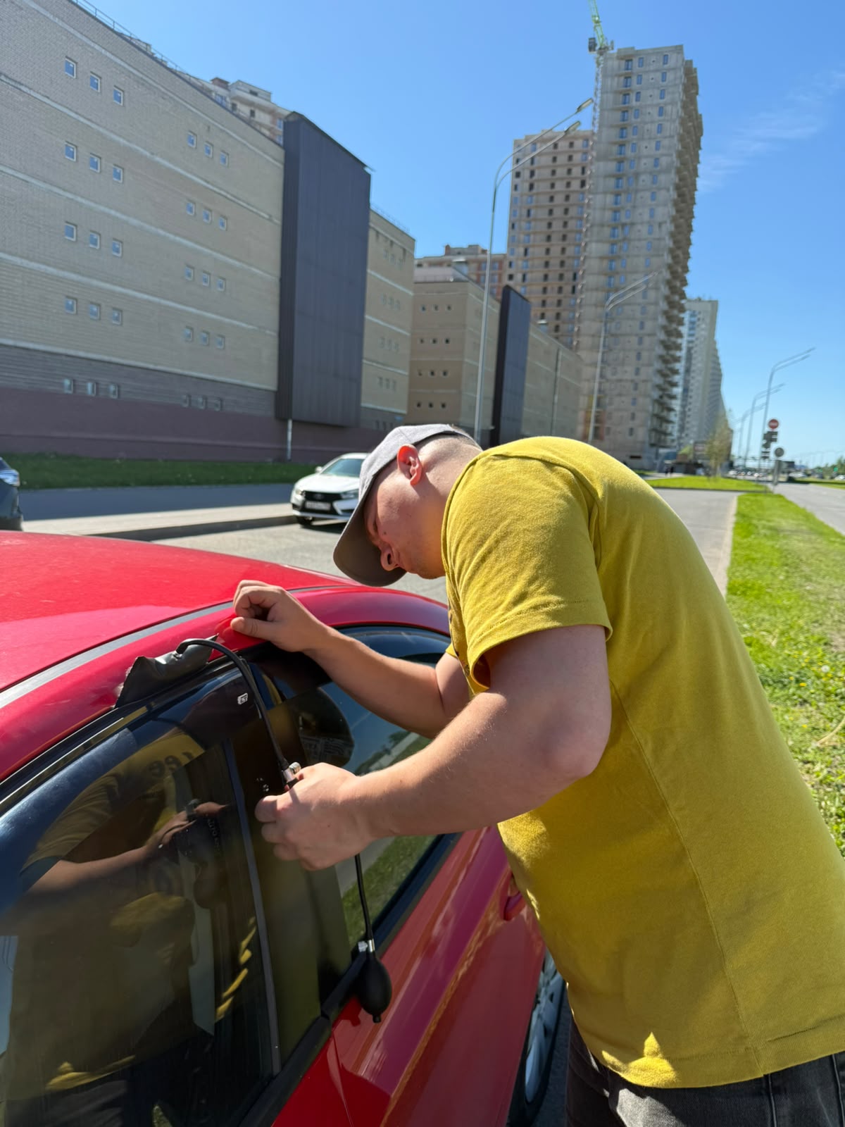 Аварийное вскрытие автомобиля мастером в Старой